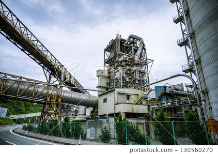 工業設施中巨大的管道和鋼樑相交的場景 130560270