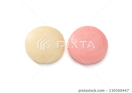 Red and white round rice cakes used for New Year's and other celebrations 130560447