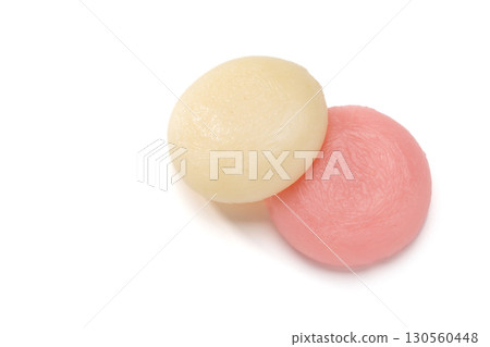 Red and white round rice cakes used for New Year's and other celebrations 130560448