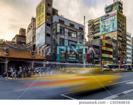 台灣基隆市傍晚時分,忠義路上行駛的汽車 台灣基隆市傍晚時分,忠義路上行駛的汽車 130560638