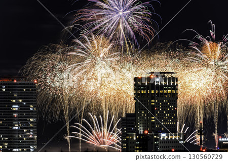 城市夜景與大型煙火的結合 130560729