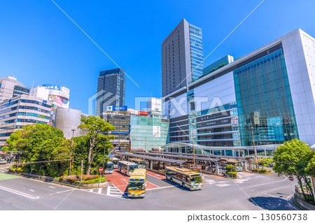 日本橫濱城市景觀，9 月 8 日......極端炎熱天氣持續......橫濱站、JR 橫濱塔、塔樓公寓等景觀。 130560738