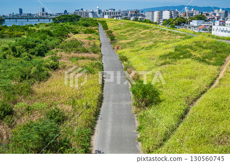 View of the right bank of the Yodo River from Sugawara Johoku Bridge, Osaka City 130560745