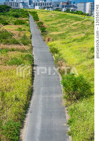 View of the right bank of the Yodo River from Sugawara Johoku Bridge, Osaka City 130560748