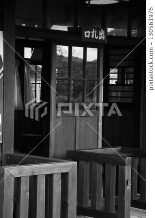 老式木製車站大樓檢票口單色 老式木製車站大樓檢票口單色 130561976