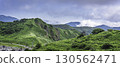 綠色山丘和山脈的全景 130562471
