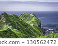 延伸至海角的山脊線、白色燈塔與藍色大海的對比 130562472