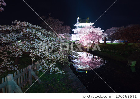 松前城和盛開的櫻花的壯麗景色 130562681