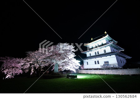 松前城和盛開的櫻花的壯麗景色 松前城和盛開的櫻花的壯麗景色 130562684