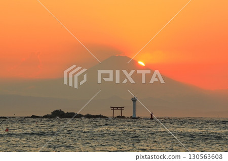 Fuji of dusk desired from the Shin-Serise coast 130563608