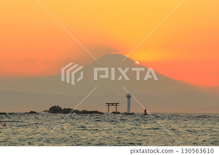 Fuji of dusk desired from the Shin-Serise coast 130563610