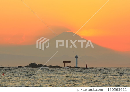 Fuji of dusk desired from the Shin-Serise coast 130563611