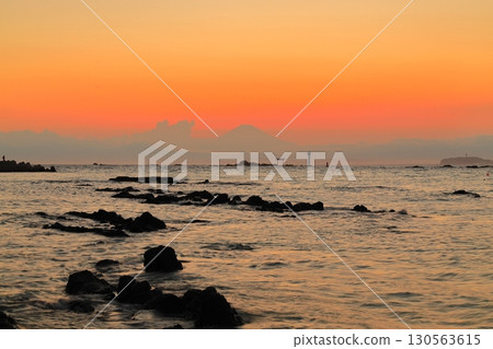 從Shin-Serise海岸到黃昏的富士山 130563615