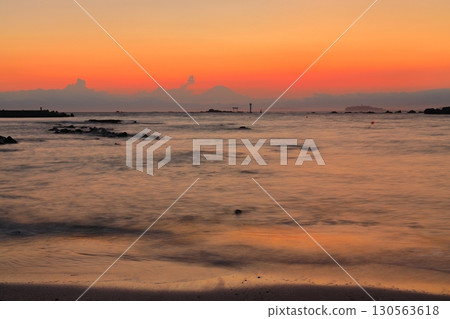 Fuji of dusk desired from the Shin-Serise coast 130563618