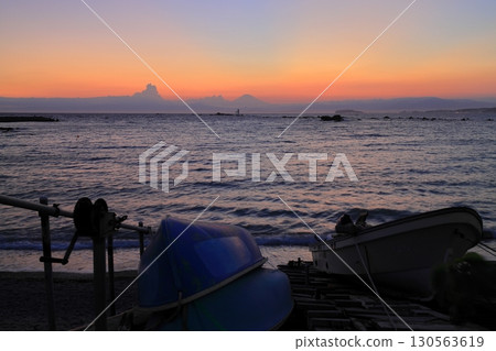 Fuji of dusk desired from the Shin-Serise coast 130563619