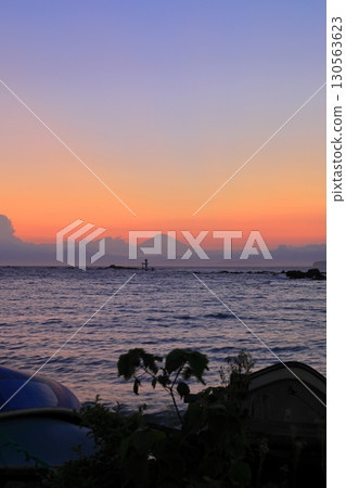 Fuji of dusk desired from the Shin-Serise coast 130563623