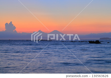 Fuji of dusk desired from the Shin-Serise coast 130563626