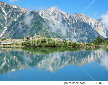 長野縣，八方池，夏季，背景是後立山山脈，八月 130563633