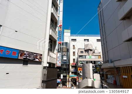 從東京都杉併區上荻木町JR荻窪站西口向北望去的景色 從東京都杉併區上荻木町JR荻窪站西口向北望去的景色 130564917