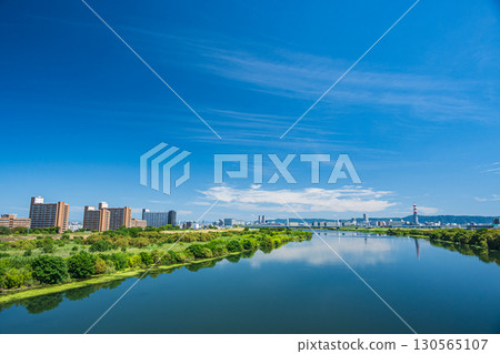 View of the upstream side of the Yodo River from Sugawara Johoku Bridge, Osaka City 130565107