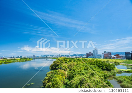 從大阪市菅原城北橋上游眺望淀川左岸 從大阪市菅原城北橋上游眺望淀川左岸 130565111