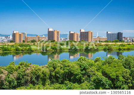 從大阪市菅原城北橋眺望淀川右岸的公寓大樓 130565116