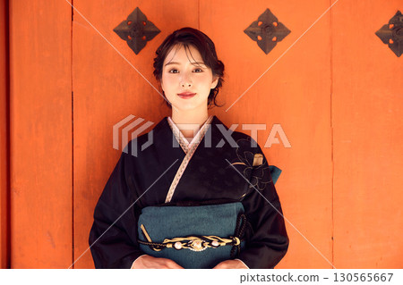 Portrait of a woman wearing traditional Japanese clothing at a shrine | Kimono, shrines, traditional beauty 130565667