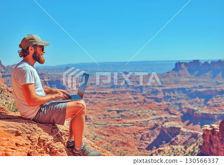 在大自然中使用 PC 進行遠端工作的人 130566337