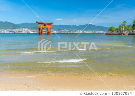 夏天的宮島、嚴島神社、鳥居 夏天的宮島、嚴島神社、鳥居 130567054