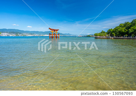 Miyajima in summer, Itsukushima Shrine, Torii Miyajima in summer, Itsukushima Shrine, Torii 130567093
