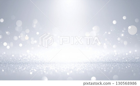 銀色聖誕、冰雪和華麗的冬日派對圖片。銀色閃耀的光粒子和夢幻般的閃光背景。 130568986
