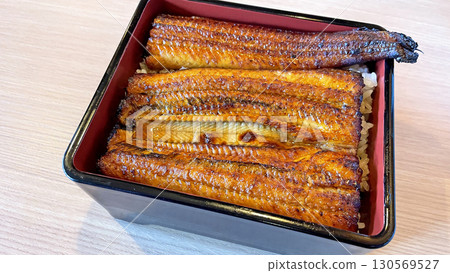 香噴噴的烤鰻魚特寫 香噴噴的烤鰻魚特寫 130569527