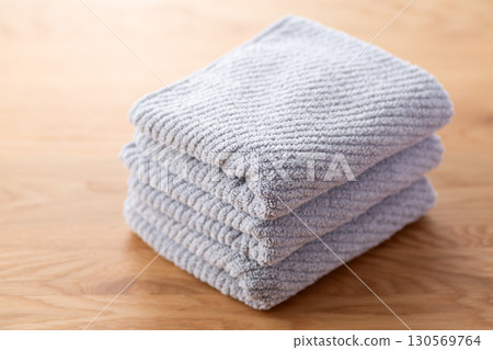 新的灰色面巾 130569764