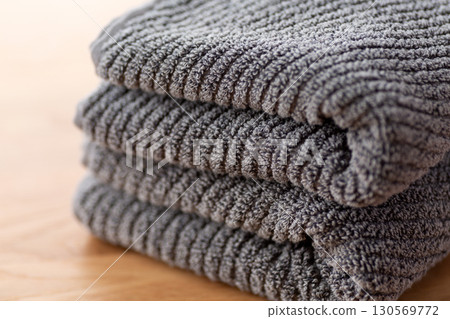 新的灰色面巾 130569772