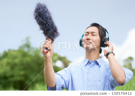 音響工程師戴著耳機檢查聲音 130570412