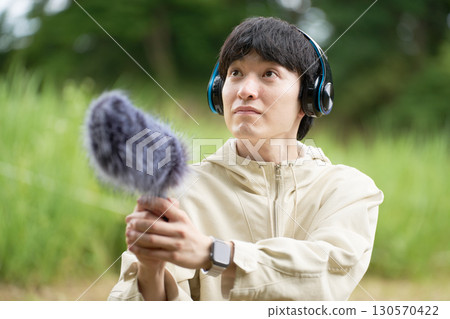 一名男子在戶外錄製環境聲音 130570422