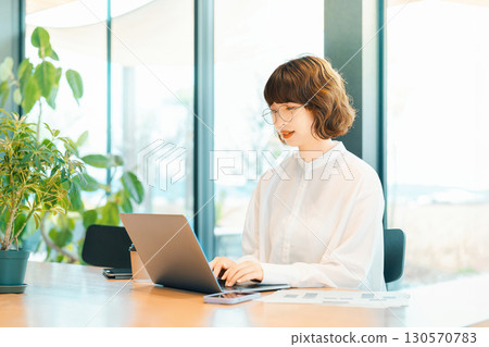 Woman using a computer / business woman 130570783