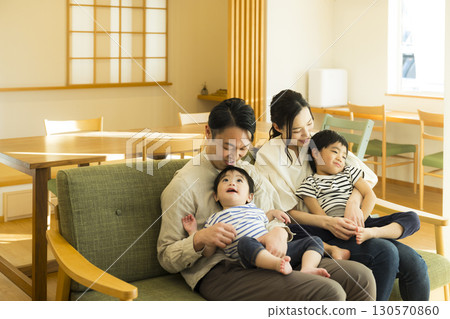 家庭在沙發上放鬆 130570860