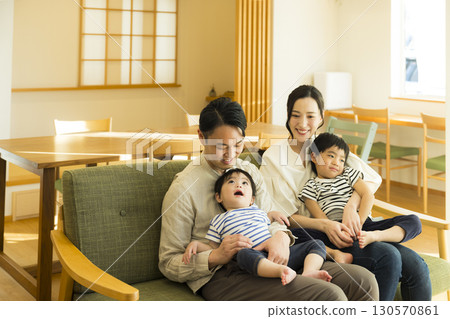 家庭在沙發上放鬆 130570861