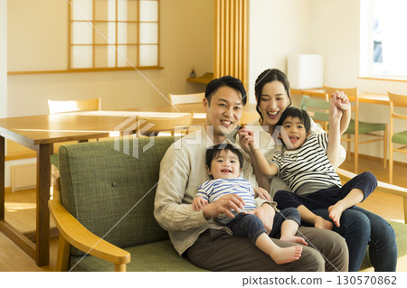 家庭在沙發上放鬆 130570862