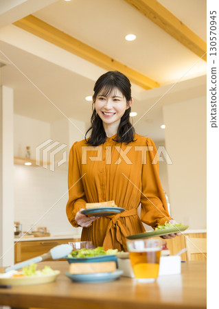 一位女士正在上菜 130570945