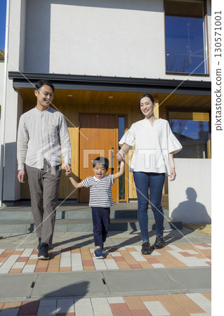 站立在家庭前面的一個家庭 130571001