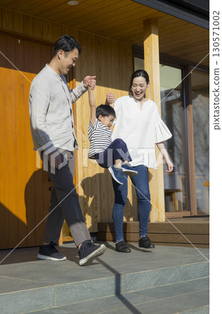 站立在家庭前面的一個家庭 130571002