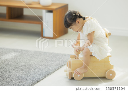 女孩在玩玩具 女孩在玩玩具 130571104