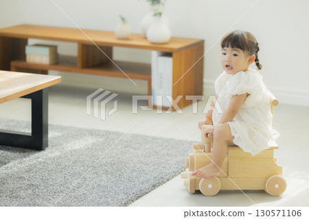 女孩在玩玩具 130571106