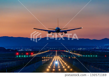 客機在日落時降落在機場飛機暮光 客機在日落時降落在機場飛機暮光 130571169
