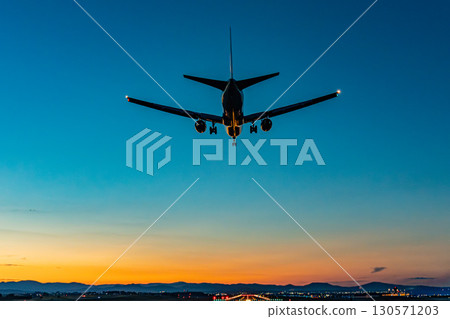 客機在日落時降落在機場飛機暮光 客機在日落時降落在機場飛機暮光 130571203