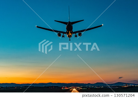 客機在日落時降落在機場飛機暮光 客機在日落時降落在機場飛機暮光 130571204