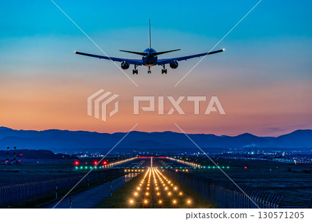客機在日落時降落在機場飛機暮光 客機在日落時降落在機場飛機暮光 130571205
