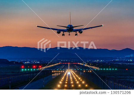 客機在日落時降落在機場飛機暮光 客機在日落時降落在機場飛機暮光 130571206